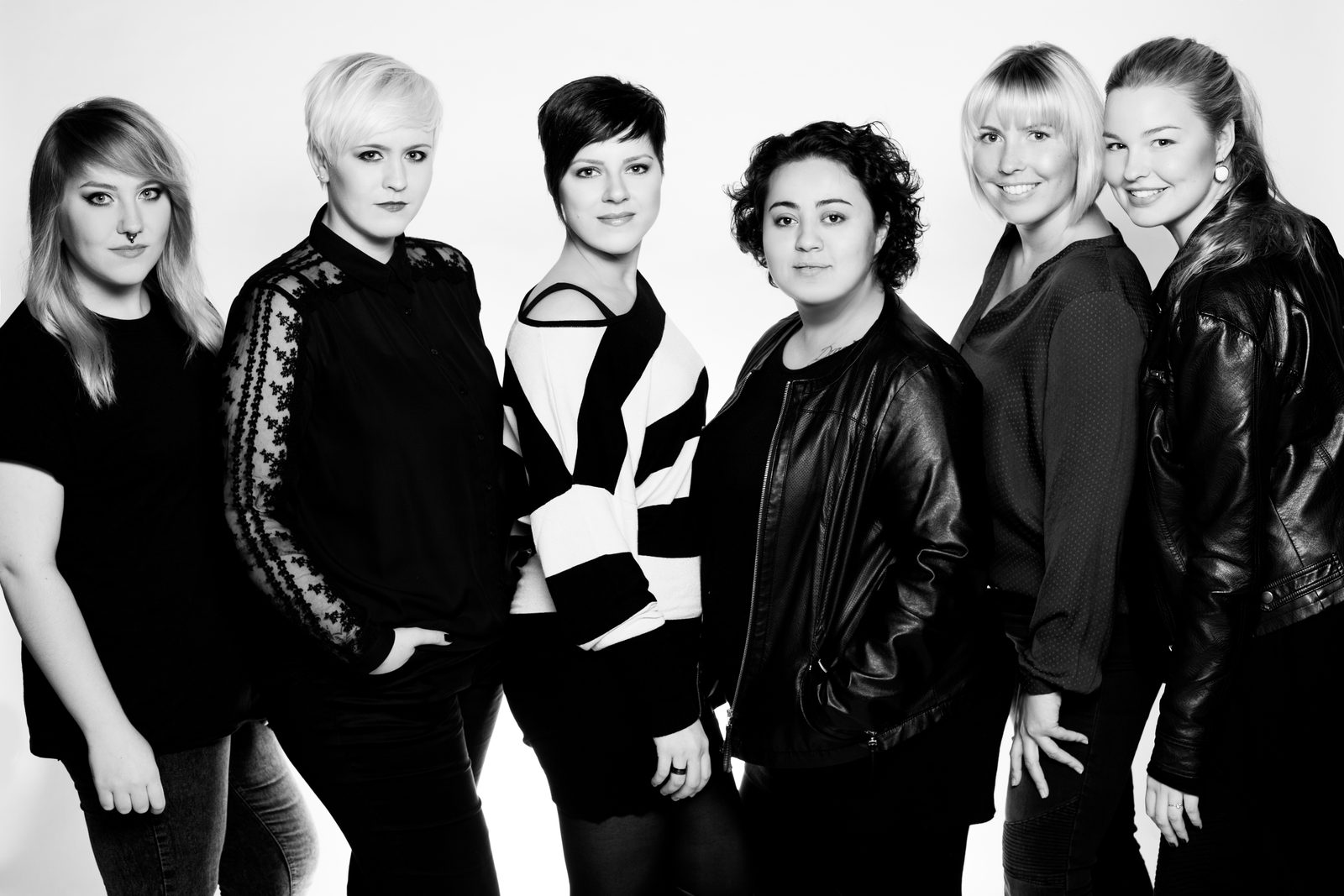 Gruppenporträt von sechs Frauen in Schwarz-Weiß im Fotostudio in Hamburg
