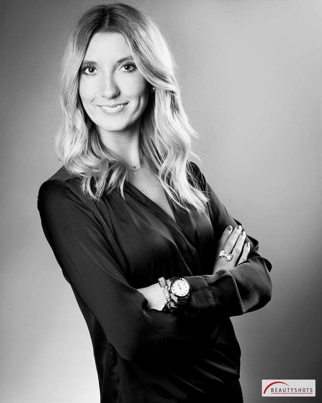 Business-Portrait Frau im schwarzen Kleid – BEAUTYSHOTS Hamburg